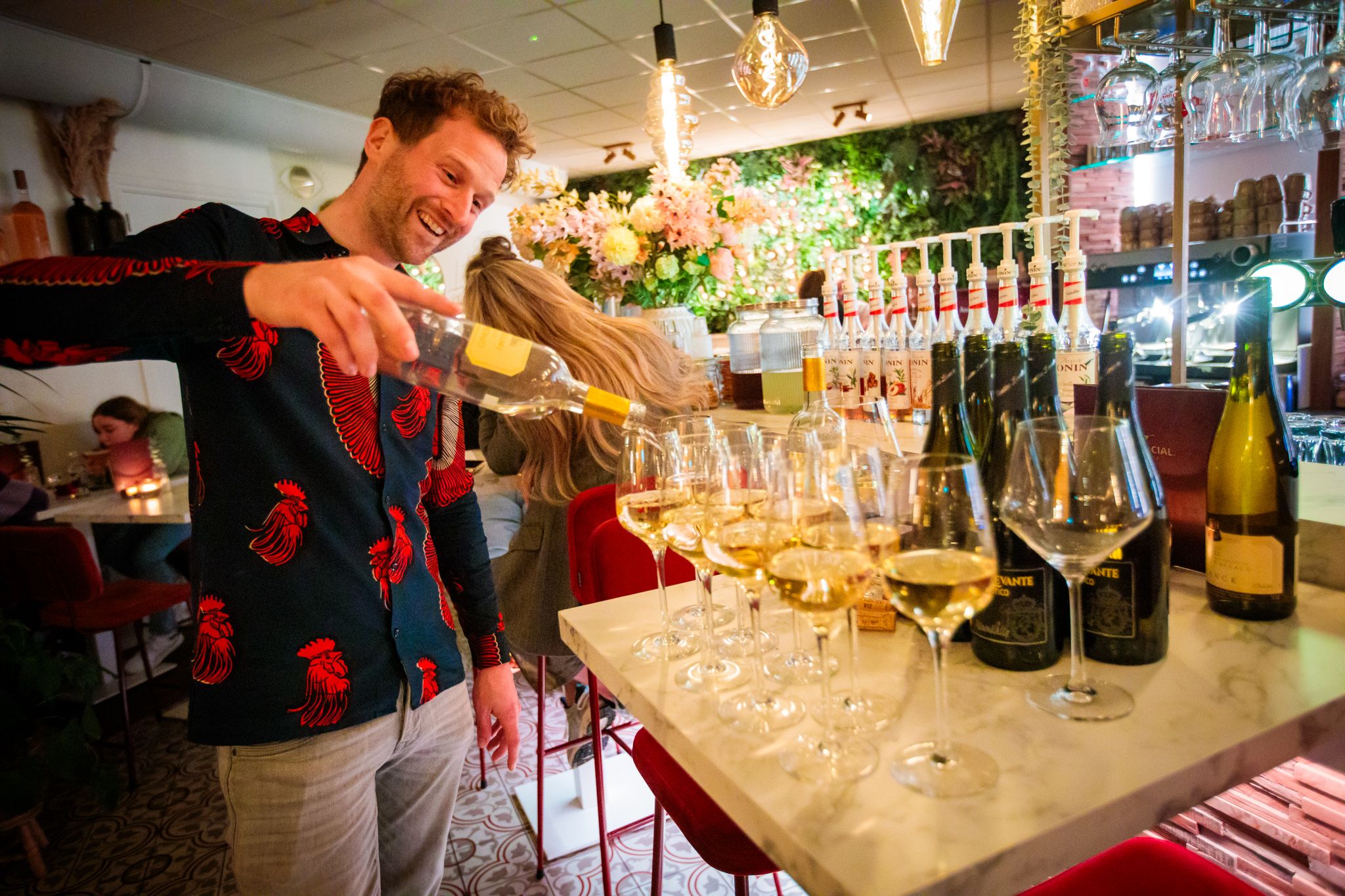 Ruud schenkt wijn in tijdens een wijnshow.