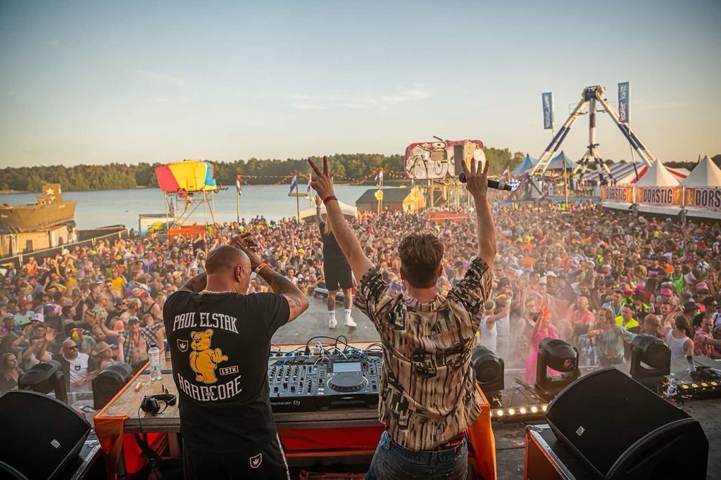 Ruud staat op de mainstage met Paul Elstak op Kamping Kitsch Club Holland.