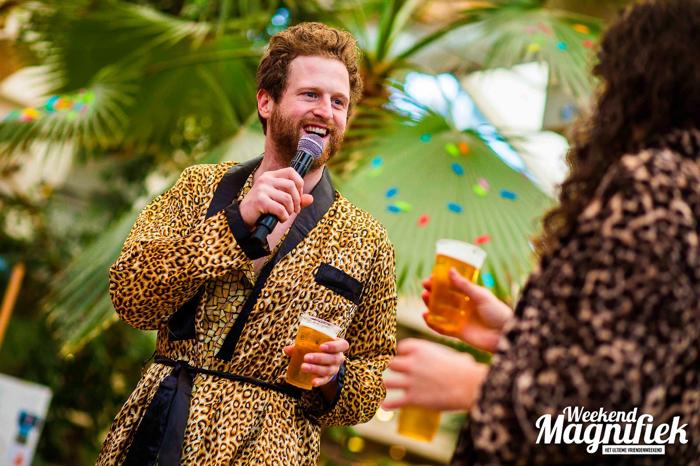 Ruud proost met een deelnemer van de biercantus op Weekend Magnifiek.