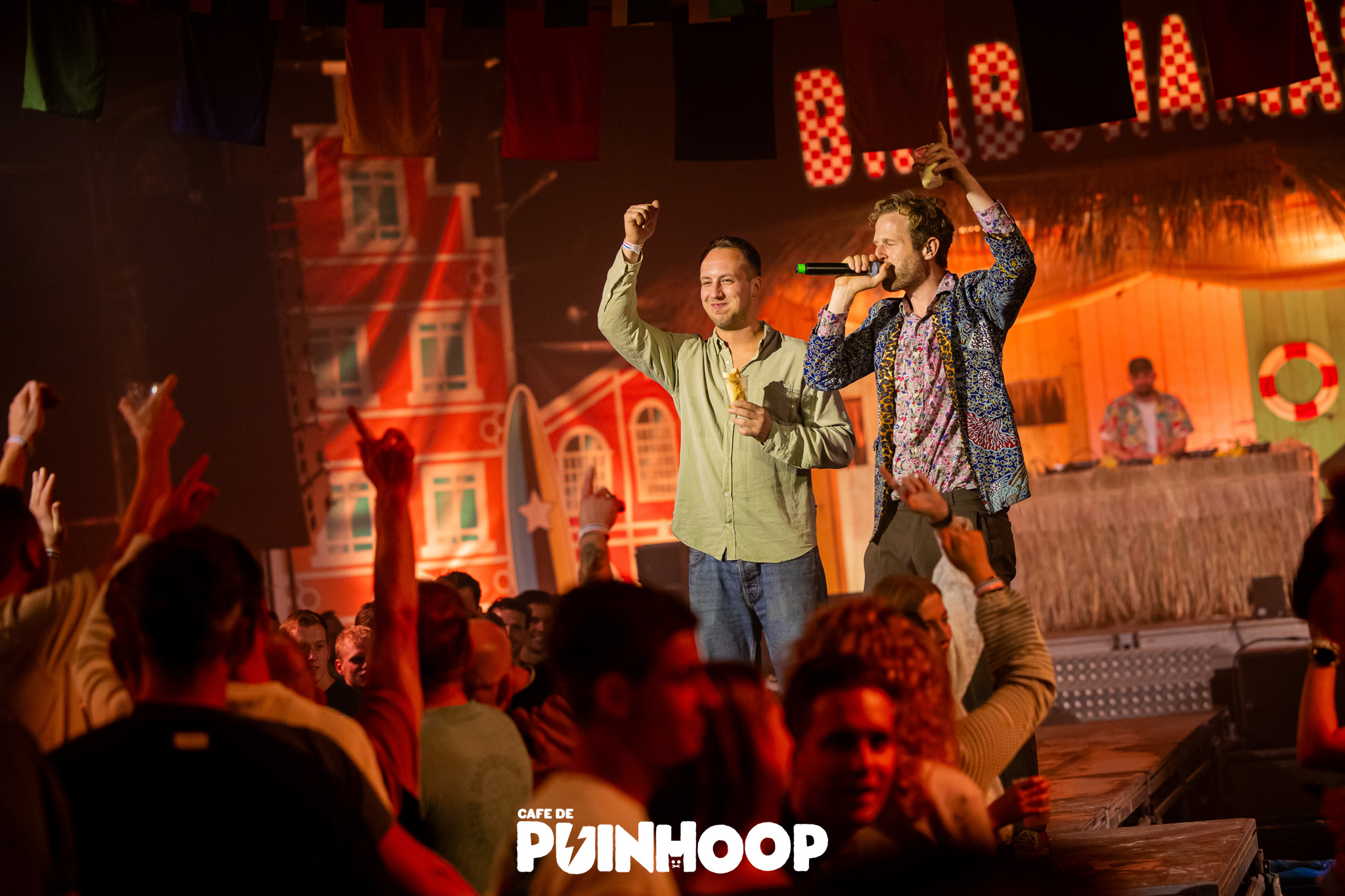 Ruud presenteert de biercantus op Puinhoop Festival.